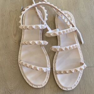 Wild diva rivet cream Sandals sz 6